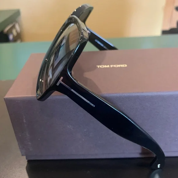 TOM FORD TF1222 JERRY. 01B. 
Shiny Black 60mm Butterfly Ladies Sunglasses  TOM FORD TF1222 JERRY. 01B. Shiny Black 60mm Butterfly  main image 2